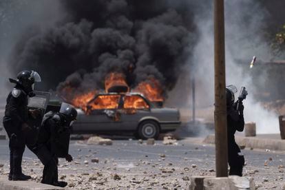 Policía antidisturbios lanza gas lacrimógeno a los manifestantes en el campus de la Universidad Cheikh Anta Diop en Dakar, este jueves.