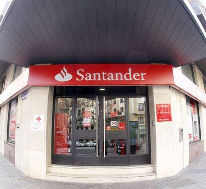 Fachada de una oficina del Banco Santander. 