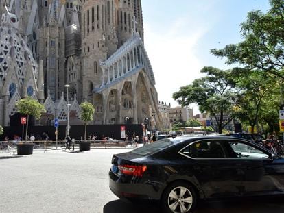 Un vehículo VTC frente a la Sagrada Familia de Barcelona.