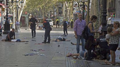 Varias v&iacute;ctimas del atentado en Barcelona son atendidas despu&eacute;s del atropello masivo. 