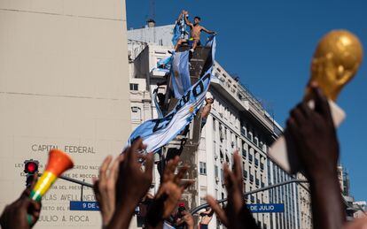 Miles de aficionados celebran en las calles de Buenos Aires.