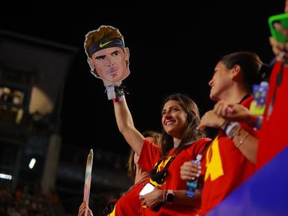 Una aficionada muestra el rostro en cartón de Rafa Nadal, durante las semifinales del Abierto de Acapulco.