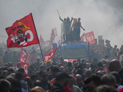 Una de las protestas en Marsella este jueves, durante la novena jornada de manifestaciones contra la reforma de las pensiones de Macron.
