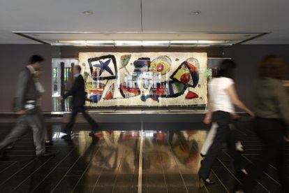 El tapiz de Joan Mir&oacute; y Josep Royo, en la sede central de La Caixa en Barcelona, con la estrella (en el &aacute;ngulo superior izquierdo) que ser&iacute;a su logotipo.