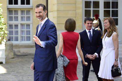 El rey Felipe VI y la reina Letizia se despiden del primer ministro francés, Manuel Valls y su esposa, la violinista francesa, Anne Gravoin, tras su reunión en el Hotel Matignon de París.