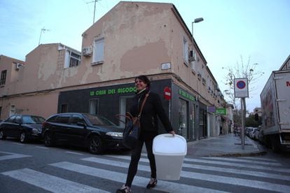 Una viandante cruza un paso de peatones, en Carrús.