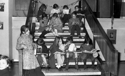 Madrid, 1971, un grupo de ni&ntilde;os visita la III Exposici&oacute;n de libros infantiles. 