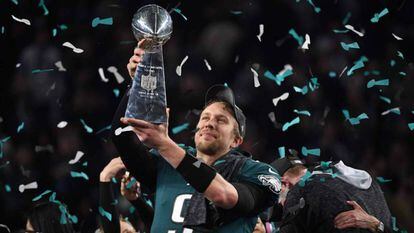 Nick Foles levanta el trofeo tras ganar la Super Bowl.