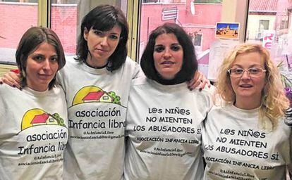 Madres de Infancia Libre, tras ser invitadas por Podemos al Senado en 2017.