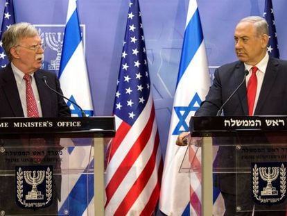 En foto, el primer ministro israelí, Benjamin Netanyahu (a la derecha), y el asesor de seguridad nacional estadounidense John Bolton, este domingo en Jerusalén. En vídeo, Bolton habla sobre las sanciones de EE UU a Irán.
