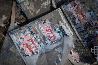 Las imágenes que componen esta fotogalería son retratos familiares hallados entre los escombros, tras el terremoto y tsunami que asolaron Japón el pasado 11 de marzo. En la imagen, unas niñas vestidas con quimono, en un álbum encontrado entre los escombros de la ciudad de Rikuzentakata.