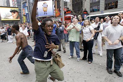 Dos ghaneses celebran el gol de su selección durante la retransmisión del Ghana-Estados Unidos en Nueva York.