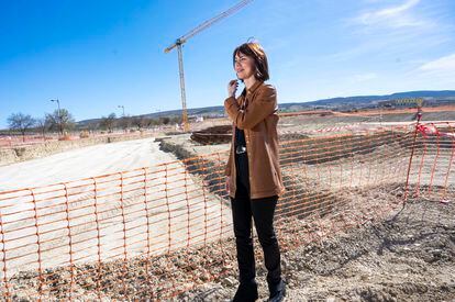 La ministra de Ciencia e Innovación, Diana Morant, posa junto a los terrenos donde se ubicará la infraestructura del acelerador de partículas (IFMIF-DONES).
