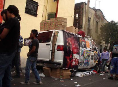Uno de los puestos del Tianguis de El Chopo, mercadillo rockero en México DF
