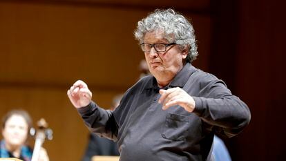 El director René Jacobs dirigiendo la Orquesta B'Rock en la Filarmónica de Colonia.