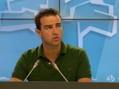 Gorka Maneiro en el Parlamento vasco.