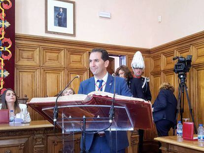 Mario Simón, candidato de Ciudadanos, jura su cargo como alcalde de Palencia.