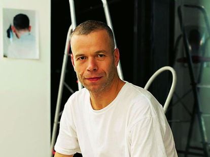 A&uacute;n hoy su editorial reclama a Wolfgang Tillmans como el fot&oacute;grafo m&aacute;s guay del mundo. A sus 44 a&ntilde;os, ha abandonado la escena &lsquo;rave&rsquo; y el activismo gay por una abstracci&oacute;n que le ha devuelto a una figuraci&oacute;n que &eacute;l mismo reconoce como &ldquo;inc&oacute;moda&rdquo;.