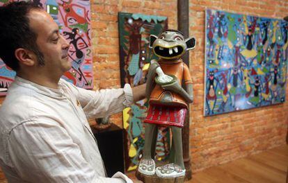 El galerista Jesús Ahedo enseña una de las piezas de Lilanga.
