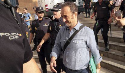 Franceso Arcuri, l'exparella de Juana Rivas, arribant al jutjat de Granada.
