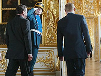 Putin (derecha) y Schröder, ayer en el palacio de Catalina de San Petersburgo.