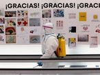 MADRID, 28/04/2020.- Carteles de agradecimiento a los sanitarios que trabajan duramente contra la pandemia, en el pabellón 9 del hospital provisional de Ifema ya prácticamente vacío. Por el recinto, cuyas instalaciones se levantaron en un tiempo récord, han pasado cerca de 4.000 enfermos del coronavirus. EFE/ Ballesteros