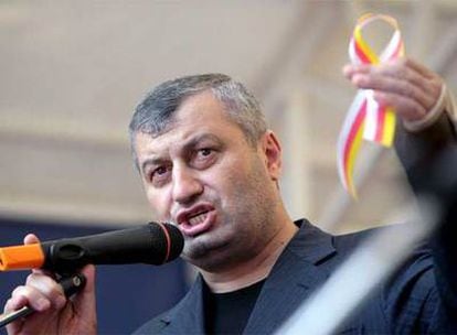 El líder de Osetia del Sur, Eduard Kokoiti, pronuncia un discurso durante la concentración en Tsjinvali.