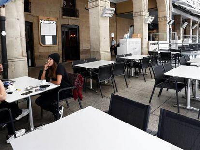 Terraza vacía de clientes en la Plaza del Castillo (Pamplona). 
