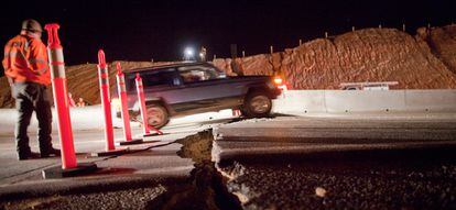 Un coche atraviesa una de las grietas provocada en la autopista Mexicali-Tijuana por el terremoto.