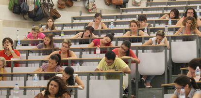 Opositores de magisterio durante una prueba en el campus de Rabanales, en Andalucía.