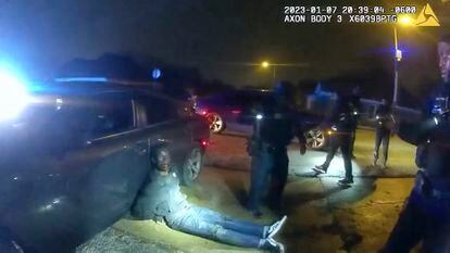 Imagen de un vídeo policial, en el que se ve a Tyre Nichols el 7 de febrero tras la paliza que le costó la vida tres días después. 