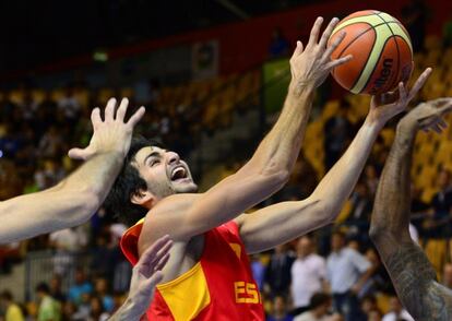 Ricky Rubio entra a canasta durante el duelo ante Georgia.