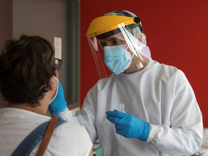 Un enfermero realiza test PCR este domingo en la sede del 061 en Zaragoza.