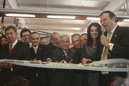 Cuahutemoc Cárdenas, Armando Ríos Piter, Miguel Ángel Mancera, Carlos Slim, Bernardo Quintero, Earl Anthony Wayne, Jesus Zambrano, Rosalinda Bueso y Marcelo Ebrard, durante la inauguración de la lÍnea 12 del metro.