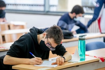 Un alumno realiza un examen en la Universidad de Valencia, el pasado curso.