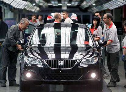 Varios operarios en la fábrica de Seat en Martorell.