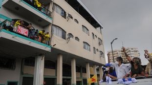 El candidato presidencial por CREO-PSC, Guillermo Lasso, durante un recorrido por Guayaquil, este jueves.