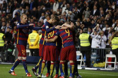 Los jugadores del Barcelona se abrazan durante la celebracion de un gol contra el Real Madrid.