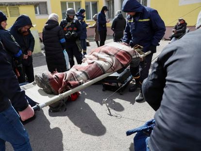 Sanitarios ucranios evacúan a un refugiado herido de la localidad de Irpin, cerca de Kiev, el pasado lunes.