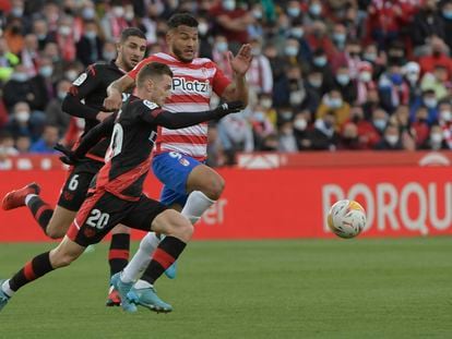 Iván Balliu pugna por el balón con Luis Suárez