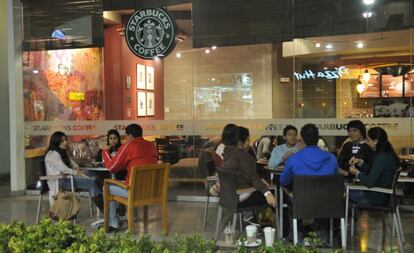 Local de Starbucks en el centro comercial Real Plaza de Trujillo. El auge del comercio minorista es una de las expresiones del progreso económico en las zonas urbanas de Perú.