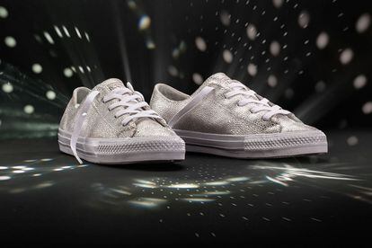 El acabado metalizado actualiza y sofistica las clásicas ‘sneakers’ blancas.