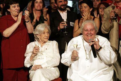 Balcells y Ana María Matute, en 2005, en una fiesta en Barcelona. Detrás puede verse a Ana Maria Moix, Rosa Montero y Francisco Casavella.