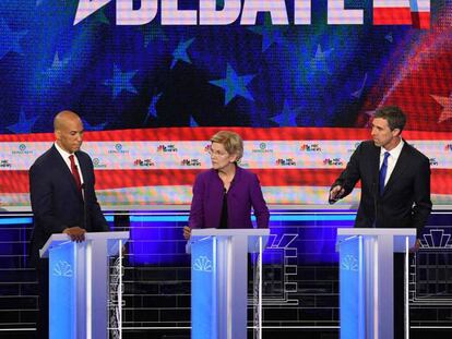 De izquierda a derecha, los precandidatos demócratas Julian Castro, Cory Booker, Elizabeth Warren y Beto O'Rourke, este miércoles durante el debate en Miami.