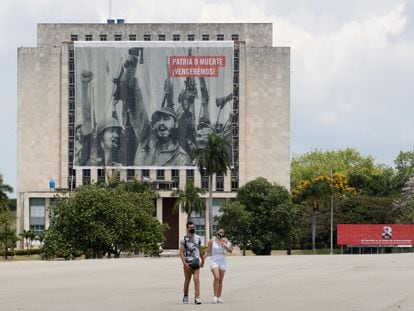 Una pareja camina por la Plaza de la Revolución, en La Habana.