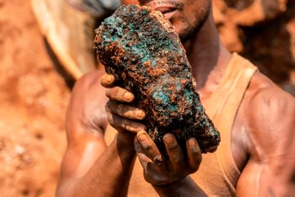Un minero sostiene una piedra de cobalto en la mina artesanal Shabara situada cerca de Kolwezi, en la República Democrática del Congo.