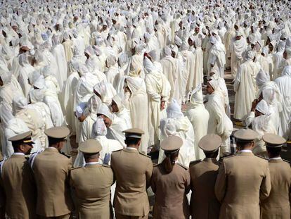Soldados y civiles en una ceremonia para conmemorar el decimonoveno aniversario del ascenso de Mohammed VI al trono en julio de 2018.