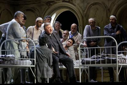 Un momento del ensayo de Parsifal, este lunes, en el teatro del Liceu. En el centro de la imagen, René Pape, interpretando el papel de Gurnemanz. / QUIQUE GARCÍA (Efe).