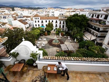 Vista de la plaza de las Flores, en el centro histórico de Estepona (Málaga), desde el hotel El Pilar.