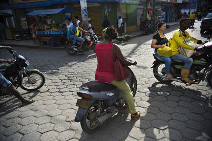 Motoristas en las calles de Tumaco.